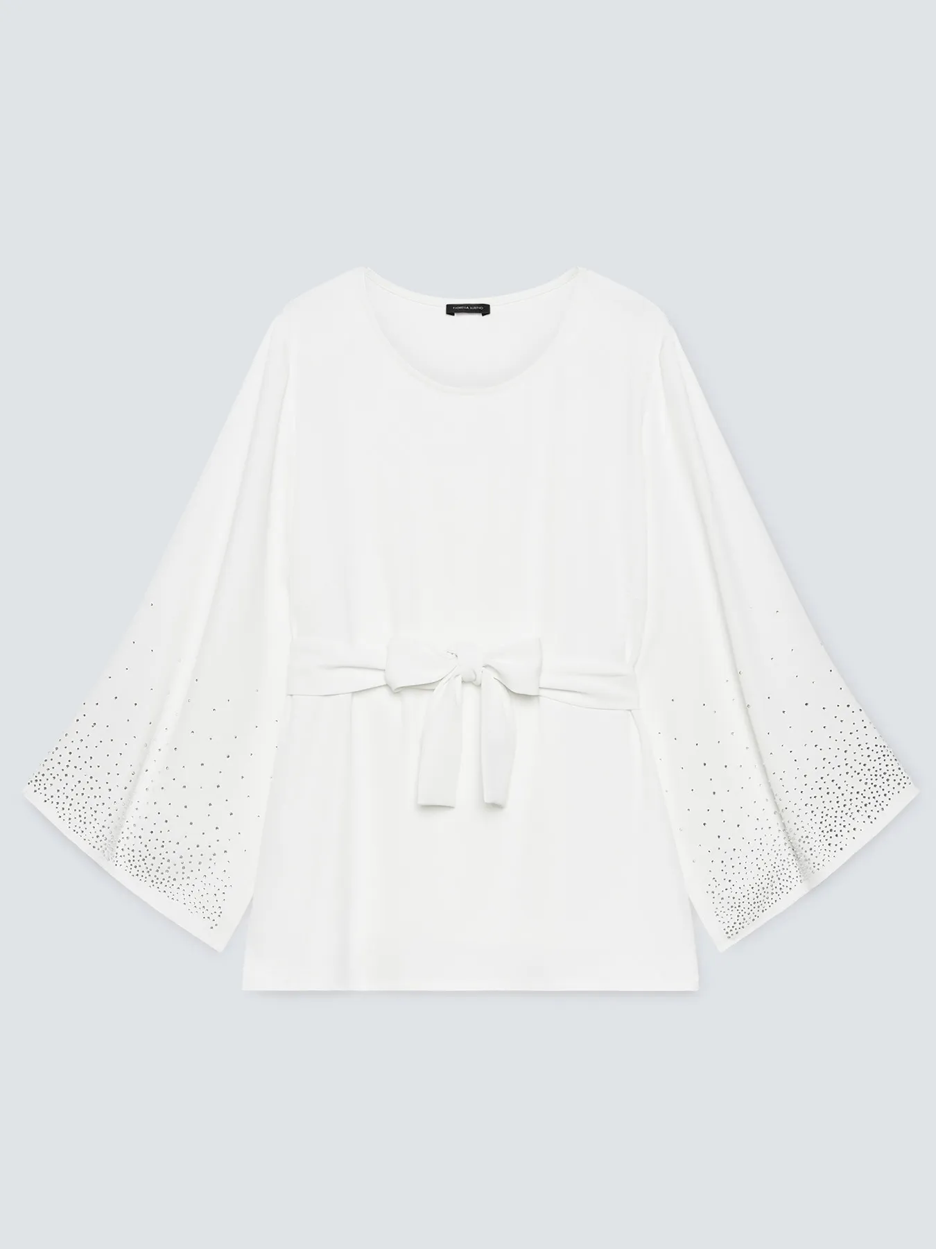 Blusa bianca con dettagli luminosi