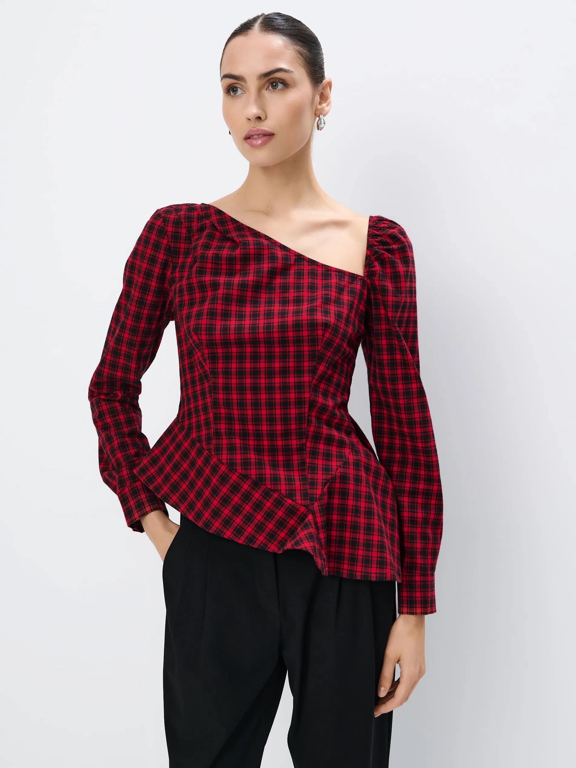 Blusa con scollo asimmetrico