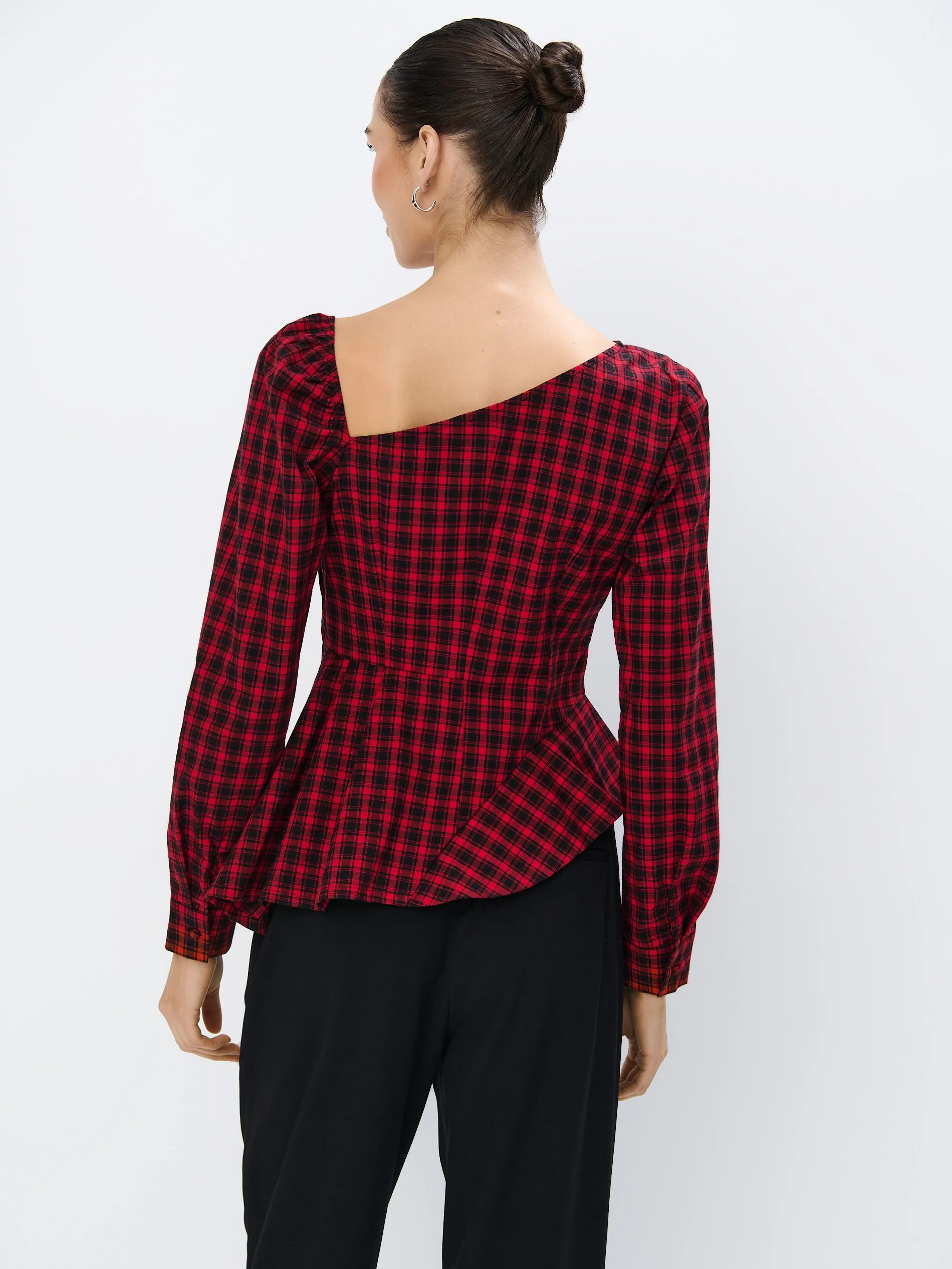 Blusa con scollo asimmetrico