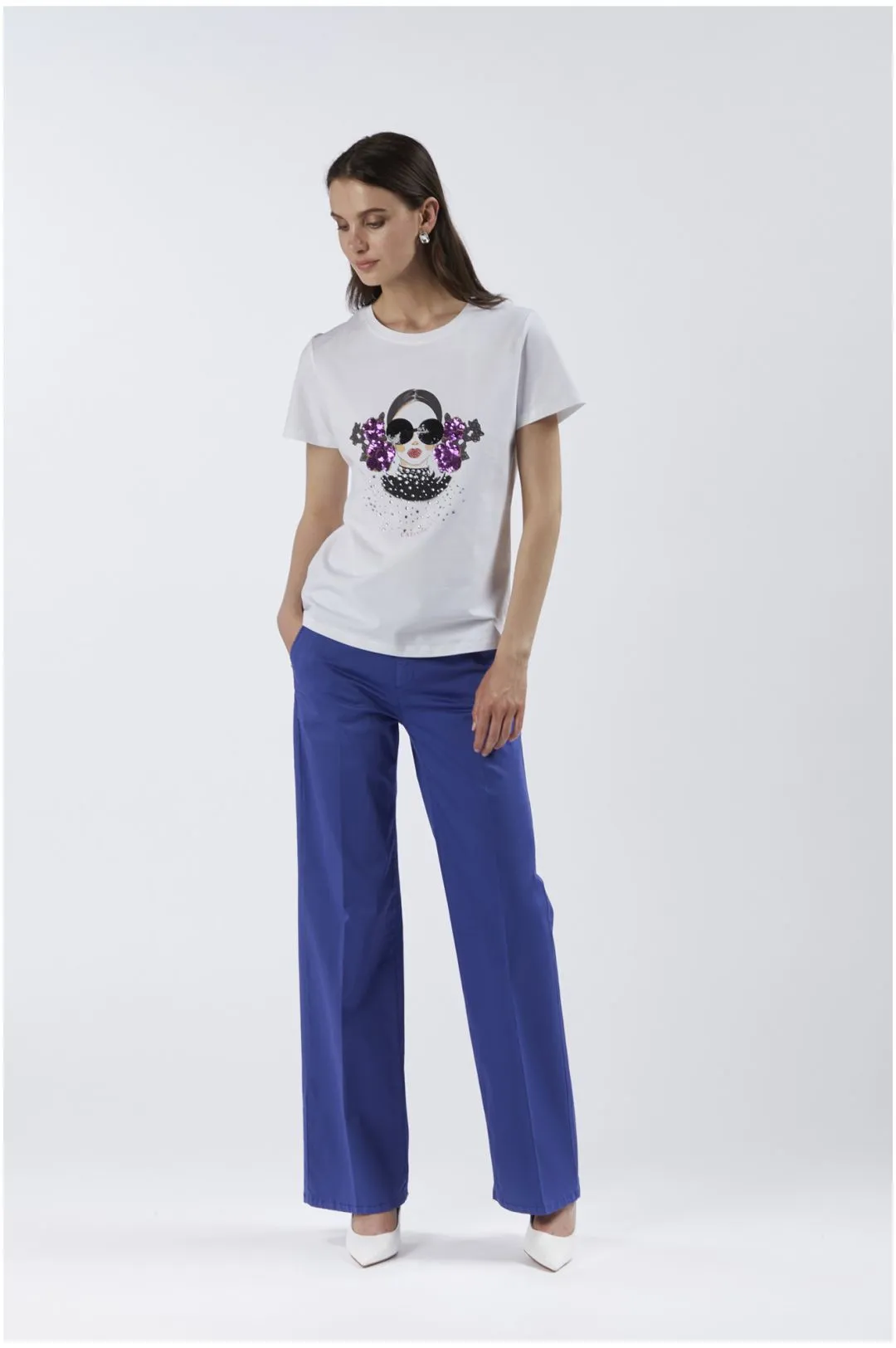 t-shirt con occhiali sole e pailettes bianco